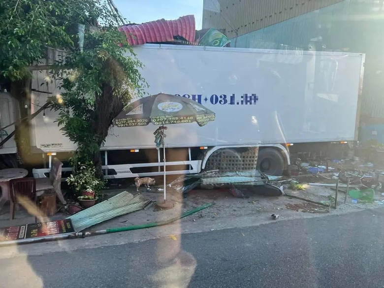Người phụ nữ dừng ch&acirc;n ăn s&aacute;ng ven đường bị xe tải t&ocirc;ng tử vong - Ảnh 2.