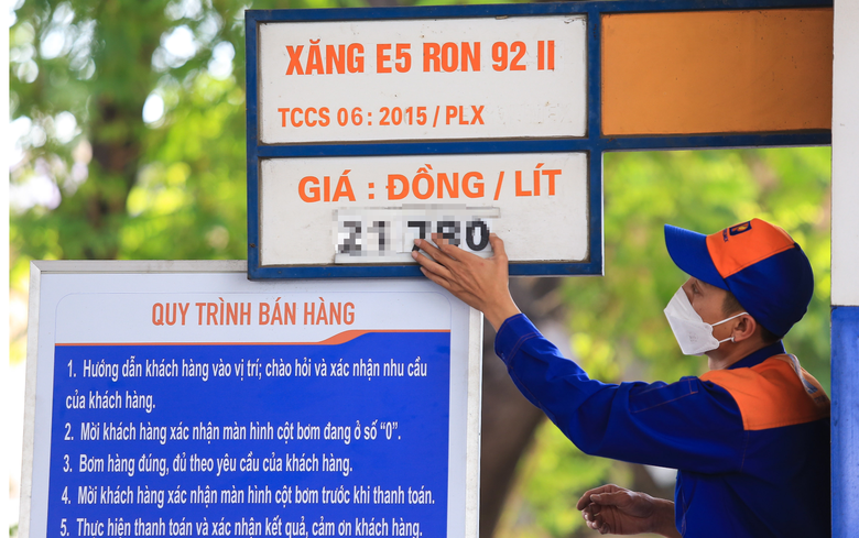 Gi&aacute; xăng dầu giảm mạnh v&agrave;o ng&agrave;y mai? - Ảnh 1.