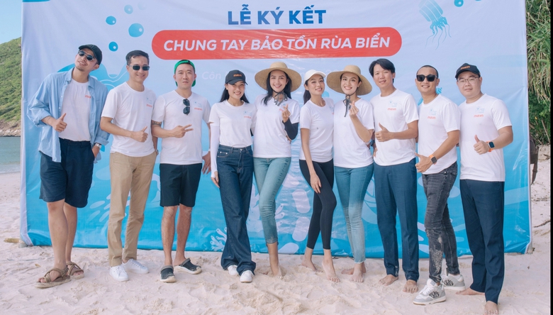 Hoa hậu Ngọc Ch&acirc;u x&uacute;c động khi thả r&ugrave;a con về với biển - Ảnh 5.