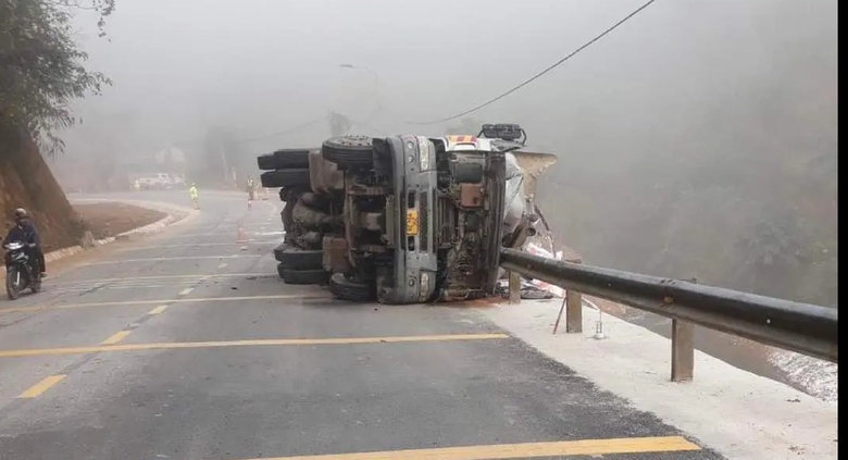 Xe đầu k&eacute;o tự lật, t&agrave;i xế tử vong trong đ&ecirc;m tr&ecirc;n QL1B ở Lạng Sơn - Ảnh 1.