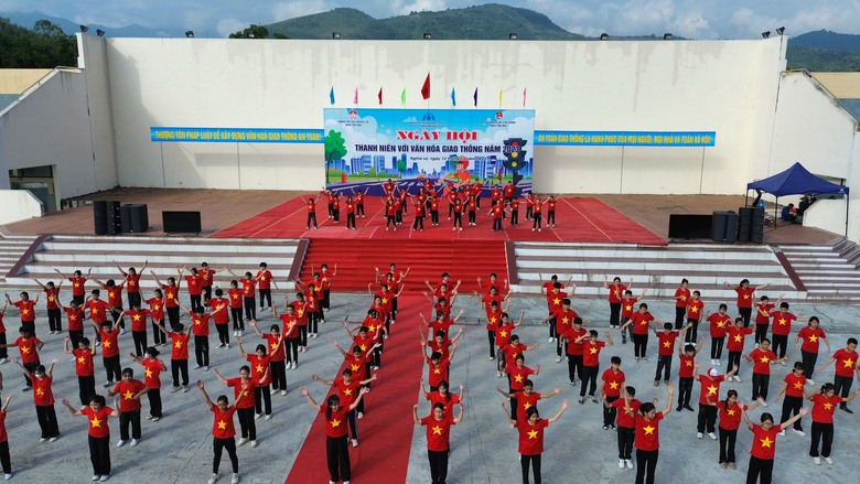 Trên ba nghìn người tham gia "Thanh niên với văn hóa giao thông" tại Yên Bái - Ảnh 7. Trên ba nghìn người tham gia "Thanh niên với văn hóa giao thông" tại Yên Bái - Ảnh 7.