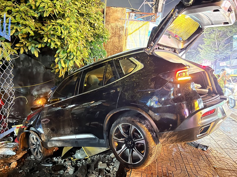 TP.HCM: &Ocirc; t&ocirc; t&ocirc;ng li&ecirc;n ho&agrave;n, c&ocirc; g&aacute;i trẻ tử vong, 2 người bị thương - Ảnh 2.