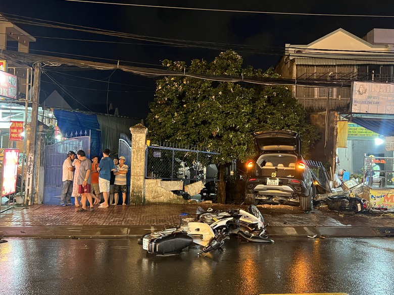 TP.HCM: &Ocirc; t&ocirc; t&ocirc;ng li&ecirc;n ho&agrave;n, c&ocirc; g&aacute;i trẻ tử vong, 2 người bị thương - Ảnh 3.