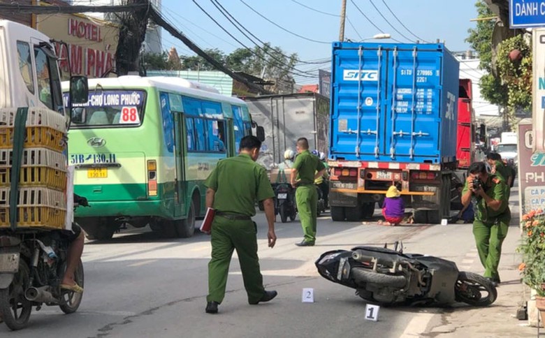 Hiện trường vụ tai nạn khiến người vợ tử vong, con gái nhỏ bị thương nặng. Hiện trường vụ tai nạn khiến người vợ tử vong, con gái nhỏ bị thương nặng.