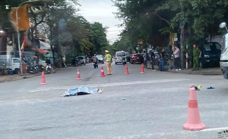 Hiện trường vụ tai nạn khiến một người điều khiển xe máy tử vong trên đường Nguyễn Văn Linh. Hiện trường vụ tai nạn khiến một người điều khiển xe máy tử vong trên đường Nguyễn Văn Linh.