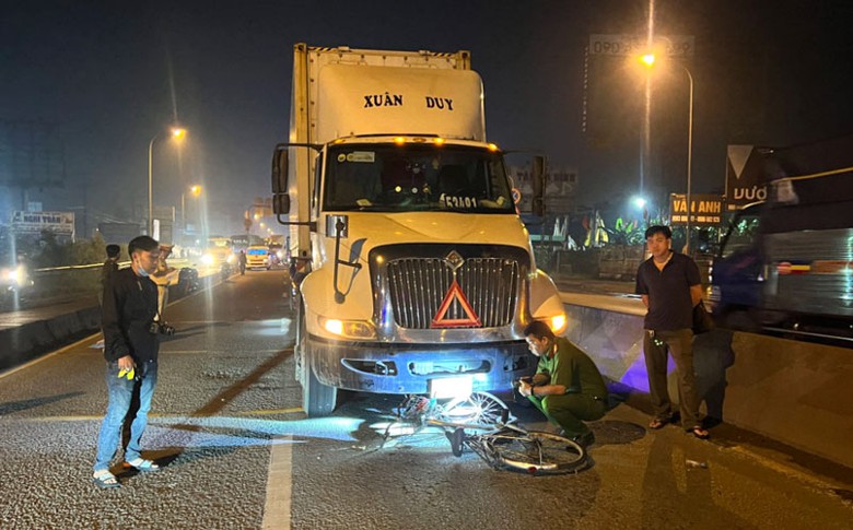 Cảnh sát khám nghiệm hiện trường vụ tai nạn. Cảnh sát khám nghiệm hiện trường vụ tai nạn.