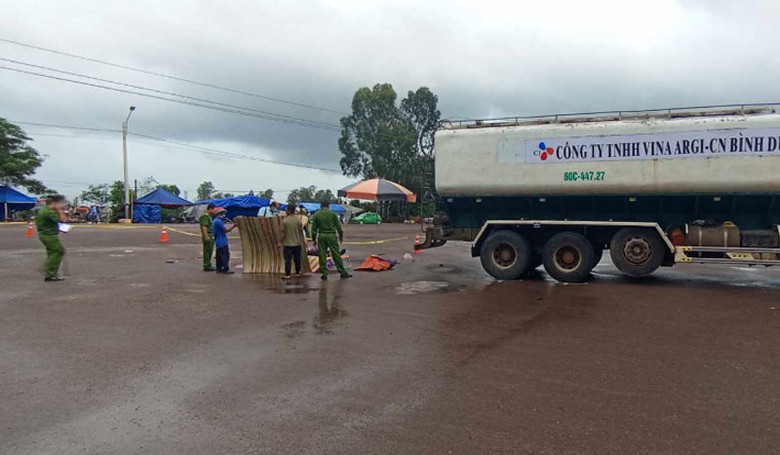 Hiện trường vụ xe bồn cán xe máy khiến cụ ông 83 tuổi tử vong. Hiện trường vụ xe bồn cán xe máy khiến cụ ông 83 tuổi tử vong.