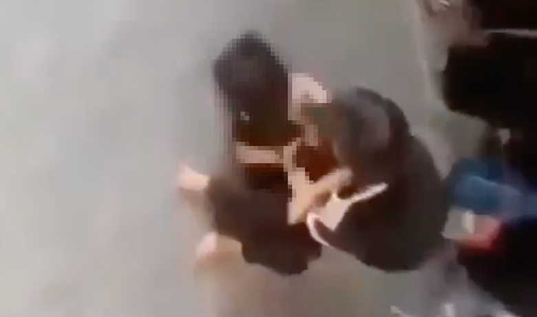 Nữ sinh bị bạn đ&aacute;nh, lột &aacute;o ngay trong trường - Ảnh 1.