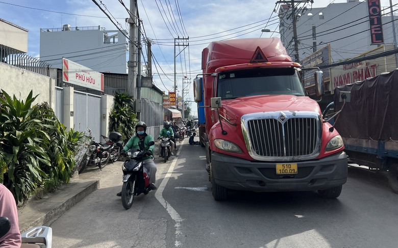 TP.HCM: Xe container va chạm xe m&aacute;y, hai mẹ con thương vong