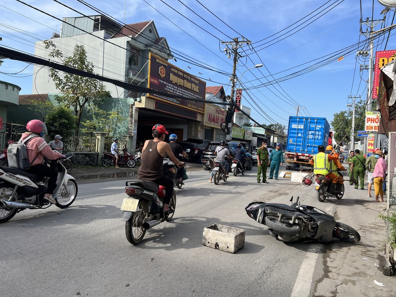 Va chạm giữa xe container v&agrave; xe m&aacute;y, vợ tử vong, con g&aacute;i nhỏ nhập viện cấp cứu - Ảnh 1.