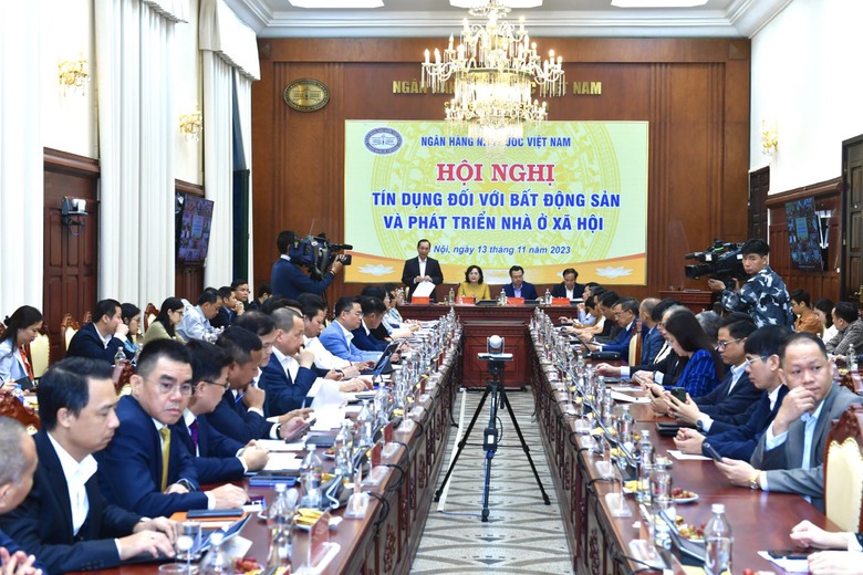 Doanh nghiệp bất động sản k&ecirc;u vướng ph&aacute;p l&yacute;, kh&oacute; vốn vay - Ảnh 1.