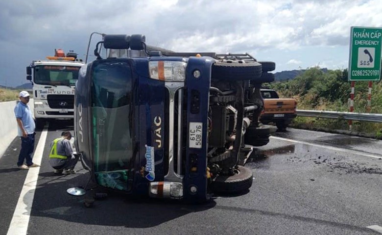 Hiện trường vụ lật xe. Hiện trường vụ lật xe.