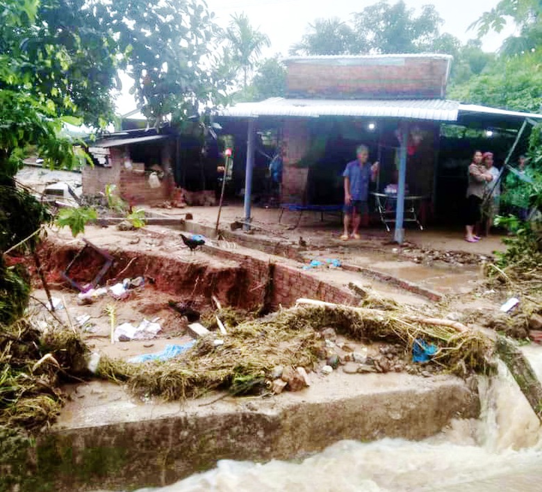 Quảng Ng&atilde;i lưu &yacute; trụ sở cơ quan, nơi đ&oacute;ng qu&acirc;n khi mưa trắng trời gần 500mm - Ảnh 5.