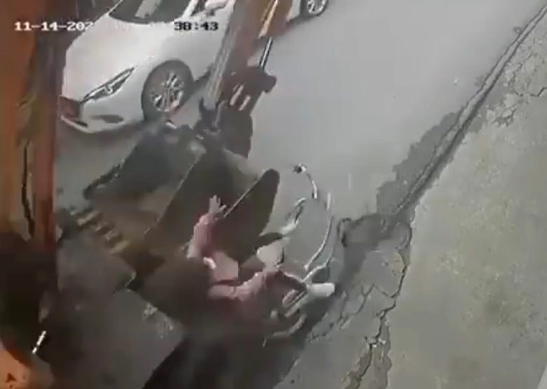 H&agrave; Nội: Đang đi tr&ecirc;n đường b&eacute; g&aacute;i bất ngờ bị m&aacute;y m&uacute;c c&aacute;n tử vong - Ảnh 1.