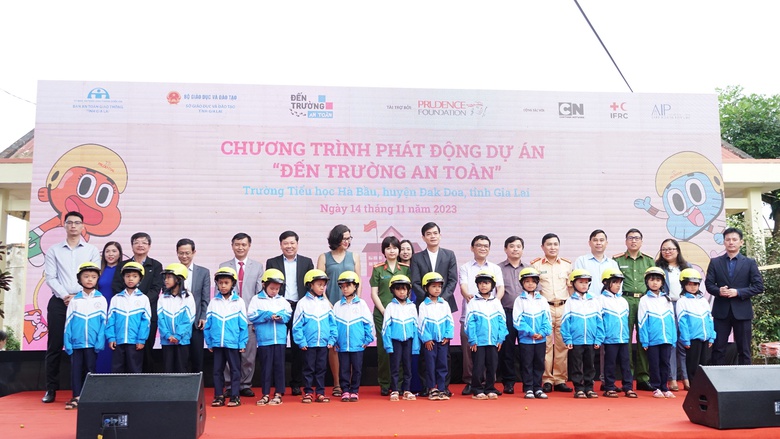 Phát động dự án "Đến trường an toàn" cho học sinh tại Gia Lai - Ảnh 2. Phát động dự án "Đến trường an toàn" cho học sinh tại Gia Lai - Ảnh 2.