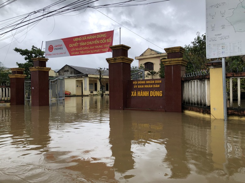 Quảng Ng&atilde;i lưu &yacute; trụ sở cơ quan, nơi đ&oacute;ng qu&acirc;n khi mưa trắng trời gần 500mm - Ảnh 4.