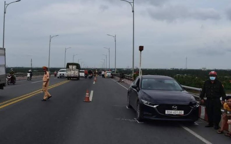 &Ocirc; t&ocirc; lấn tr&aacute;i tr&ecirc;n cầu H&agrave;m Lu&ocirc;ng, hất một người văng xuống s&ocirc;ng mất t&iacute;ch