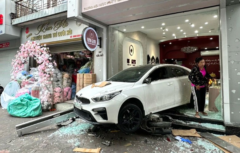 Hiện trường vụ tai nạn ô tô lùi húc gãy chân bảo vệ cửa hàng trang sức. Hiện trường vụ tai nạn ô tô lùi húc gãy chân bảo vệ cửa hàng trang sức.
