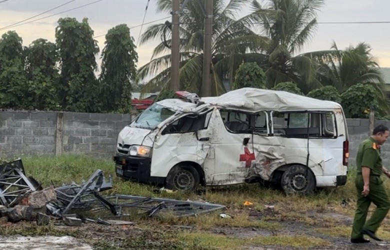 Xe cứu thương bị móp méo, biến dạng hoàn toàn. Xe cứu thương bị móp méo, biến dạng hoàn toàn.