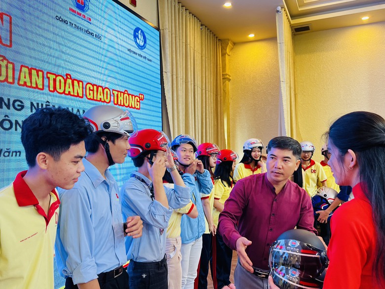 Sinh vi&ecirc;n Trường Đại học Nam Cần Thơ tưởng niệm c&aacute;c nạn nh&acirc;n tử vong v&igrave; tai nạn giao th&ocirc;ng - Ảnh 2.