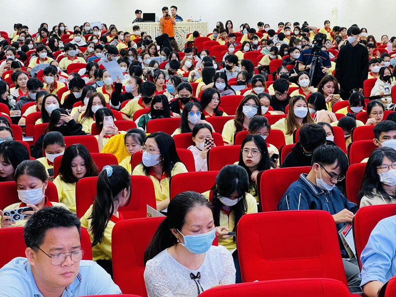 Sinh vi&ecirc;n Trường Đại học Nam Cần Thơ tưởng niệm c&aacute;c nạn nh&acirc;n tử vong v&igrave; tai nạn giao th&ocirc;ng - Ảnh 1.