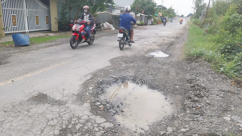 Đồng Tháp: Nhiều nguy cơ xảy ra tai nạn giao thông do quốc lộ 30 bị xuống cấp - Ảnh 2. Đồng Tháp: Nhiều nguy cơ xảy ra tai nạn giao thông do quốc lộ 30 bị xuống cấp - Ảnh 2.