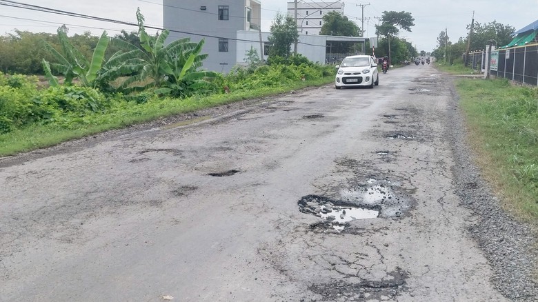 Đồng Tháp: Nhiều nguy cơ xảy ra tai nạn giao thông do quốc lộ 30 bị xuống cấp - Ảnh 1. Đồng Tháp: Nhiều nguy cơ xảy ra tai nạn giao thông do quốc lộ 30 bị xuống cấp - Ảnh 1.