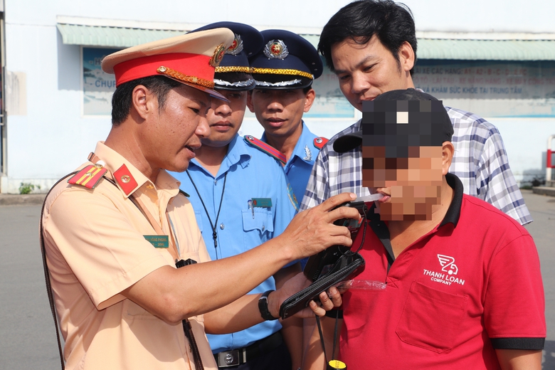 Cần Thơ ra qu&acirc;n kiểm tra xe kh&aacute;ch - Ảnh 3.