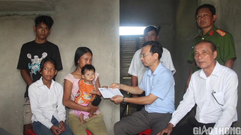 Ủy ban ATGT Quốc gia thăm gia đ&igrave;nh nạn nh&acirc;n TNGT ở S&oacute;c Trăng - Ảnh 1.