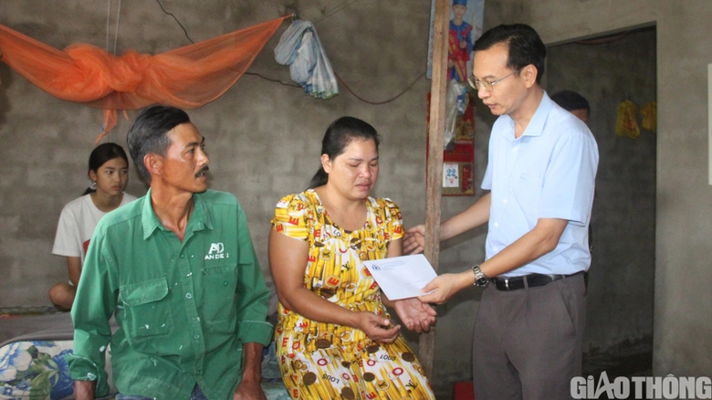 Ủy ban ATGT Quốc gia thăm gia đ&igrave;nh nạn nh&acirc;n TNGT ở S&oacute;c Trăng - Ảnh 2.