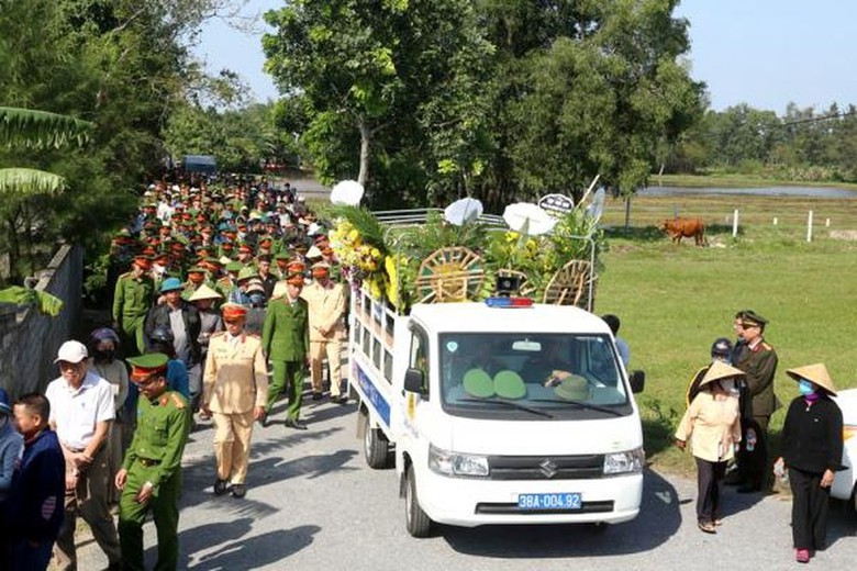 Người vợ khóc ngất tại đám tang tiễn đưa Đại úy công an hi sinh về nơi an nghỉ cuối cùng - Ảnh 4. Người vợ khóc ngất tại đám tang tiễn đưa Đại úy công an hi sinh về nơi an nghỉ cuối cùng - Ảnh 4.