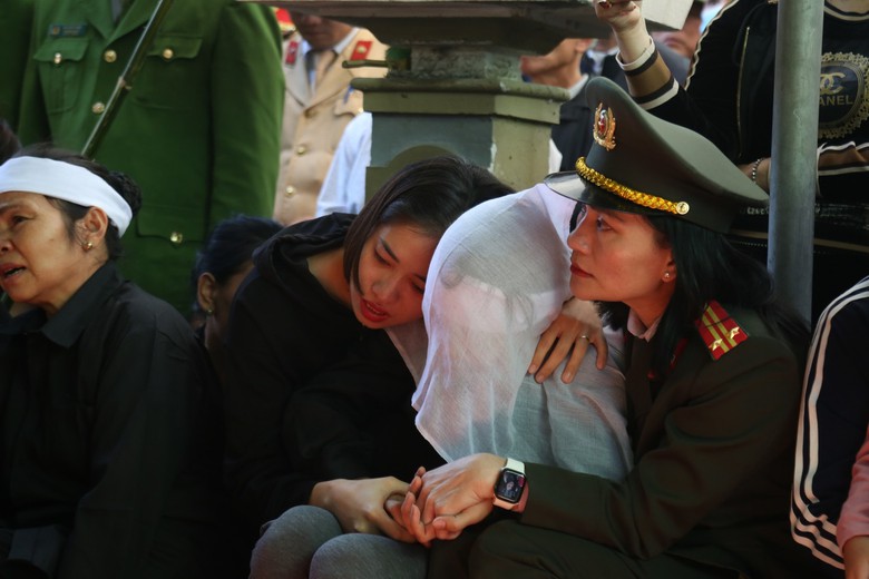 Người vợ khóc ngất tại đám tang tiễn đưa Đại úy công an hi sinh về nơi an nghỉ cuối cùng - Ảnh 2. Người vợ khóc ngất tại đám tang tiễn đưa Đại úy công an hi sinh về nơi an nghỉ cuối cùng - Ảnh 2.