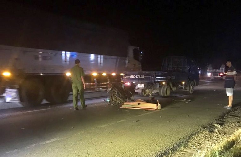 Hiện trường vụ tai nạn trên quốc lộ 1 đoạn qua huyện Cái Bè. Hiện trường vụ tai nạn trên quốc lộ 1 đoạn qua huyện Cái Bè.