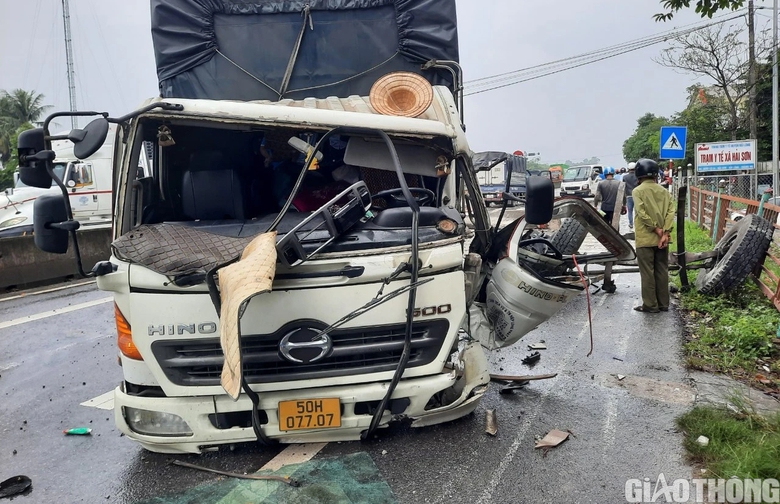 &Ocirc; t&ocirc; tải rụng 2 b&aacute;nh trước sau khi t&ocirc;ng xe tải c&ugrave;ng chiều, đ&acirc;m dải ph&acirc;n c&aacute;ch QL1 - Ảnh 4.