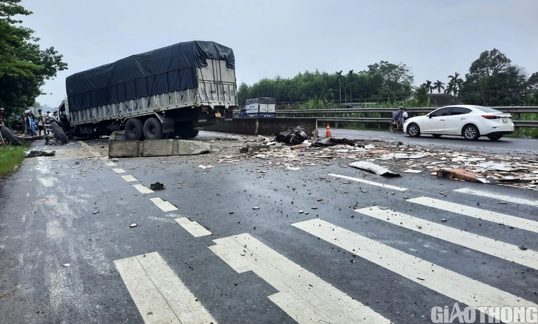 &Ocirc; t&ocirc; tải rụng 2 b&aacute;nh trước sau khi t&ocirc;ng xe tải c&ugrave;ng chiều, đ&acirc;m dải ph&acirc;n c&aacute;ch QL1 - Ảnh 5.