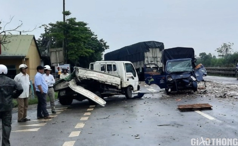 &Ocirc; t&ocirc; tải rụng 2 b&aacute;nh trước sau khi t&ocirc;ng xe tải c&ugrave;ng chiều, đ&acirc;m dải ph&acirc;n c&aacute;ch QL1 - Ảnh 7.