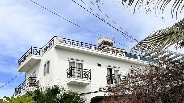 Điều tra nam du khách Nga rơi lầu khách sạn tử vong ở Bình Thuận - Ảnh 1. Điều tra nam du khách Nga rơi lầu khách sạn tử vong ở Bình Thuận - Ảnh 1.