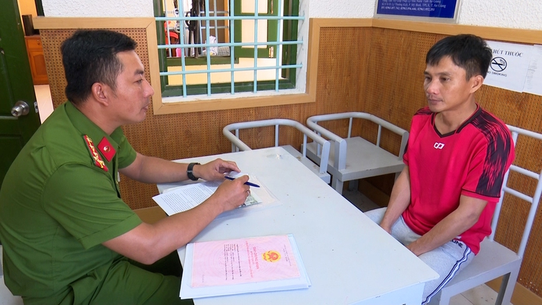 Bắt c&aacute;n bộ địa ch&iacute;nh ở An Giang lừa đảo chiếm đoạt t&agrave;i sản - Ảnh 1.