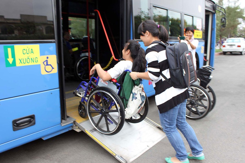 Chỗ để xe lăn cho người khuyết tật tr&ecirc;n xe kh&aacute;ch th&agrave;nh phố cải tạo đ&aacute;p ứng y&ecirc;u cầu n&agrave;o? - Ảnh 1.