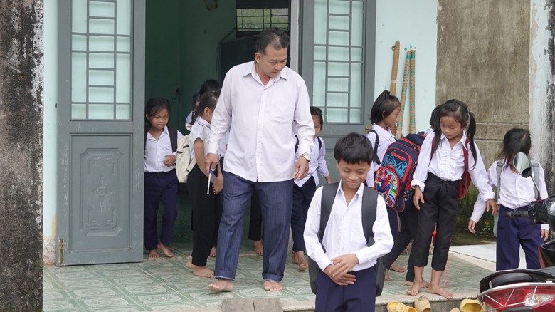 Hai cha con cắm bản tr&ecirc;n đỉnh C&agrave; Đam - Ảnh 1.