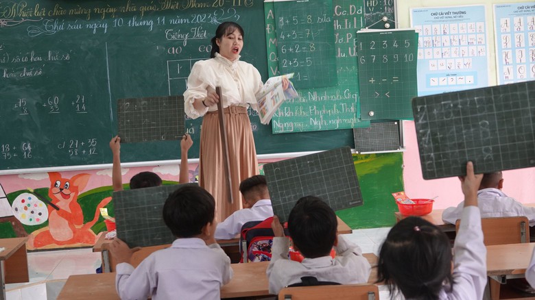 Hai cha con cắm bản tr&ecirc;n đỉnh C&agrave; Đam - Ảnh 4.