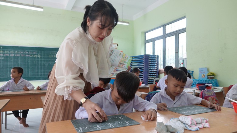 Hai cha con cắm bản tr&ecirc;n đỉnh C&agrave; Đam - Ảnh 7.