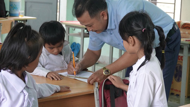 Hai cha con cắm bản tr&ecirc;n đỉnh C&agrave; Đam - Ảnh 3.