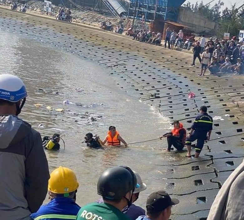 Xe máy chở 3 người lao xuống bờ kè chắn sóng ở Huế, hai người chết, một bị thương - Ảnh 1. Xe máy chở 3 người lao xuống bờ kè chắn sóng ở Huế, hai người chết, một bị thương - Ảnh 1.