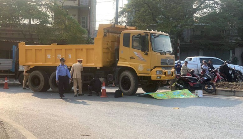 Hiện trường vụ tai nạn khiến nam tài xế xe máy tử vong. Hiện trường vụ tai nạn khiến nam tài xế xe máy tử vong.