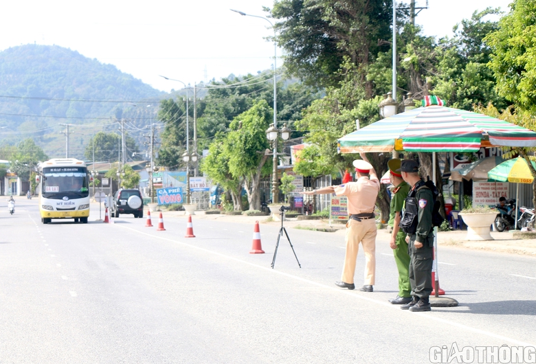 Tuần tra kh&eacute;p k&iacute;n, kiểm so&aacute;t chặt vi phạm ATGT tr&ecirc;n Quốc lộ 20 - Ảnh 1.