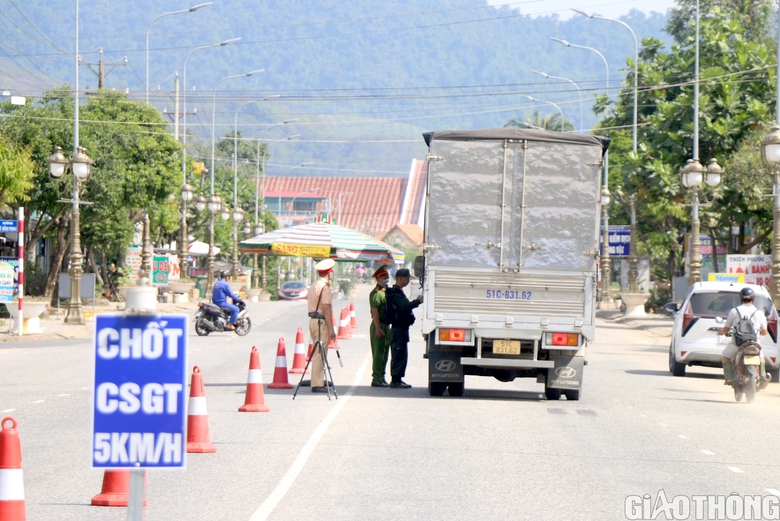 Tuần tra kh&eacute;p k&iacute;n, kiểm so&aacute;t chặt vi phạm ATGT tr&ecirc;n Quốc lộ 20 - Ảnh 2.