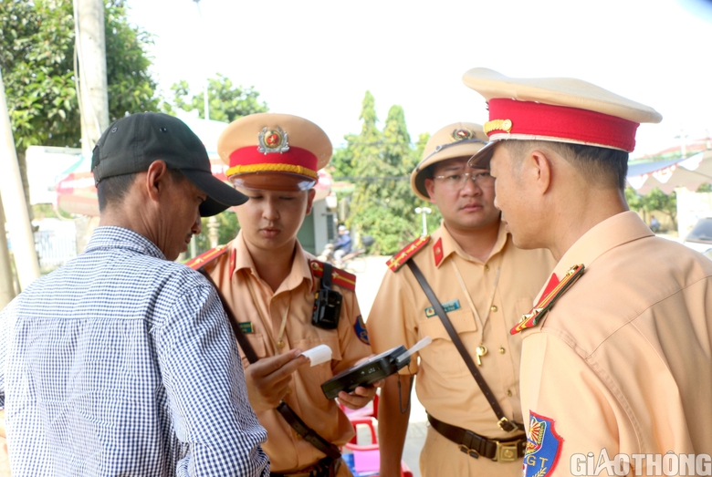 Tuần tra kh&eacute;p k&iacute;n, kiểm so&aacute;t chặt vi phạm ATGT tr&ecirc;n Quốc lộ 20 - Ảnh 8.