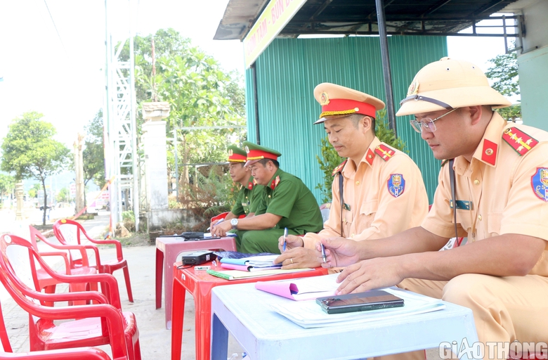 Tuần tra kh&eacute;p k&iacute;n, kiểm so&aacute;t chặt vi phạm ATGT tr&ecirc;n Quốc lộ 20 - Ảnh 6.
