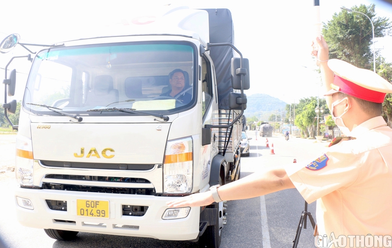 Tuần tra kh&eacute;p k&iacute;n, kiểm so&aacute;t chặt vi phạm ATGT tr&ecirc;n Quốc lộ 20 - Ảnh 9.